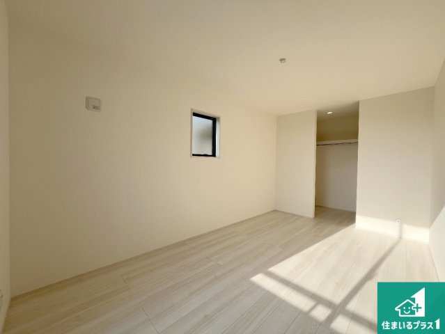 明石市魚住町西岡　第21期　新築一戸建ての洋室|ウォークインクローゼット付きで生活スペースもスッキリできます。各居室にも収納がありますので、お子様の衣類やおもちゃなどもしっかり収納できます。