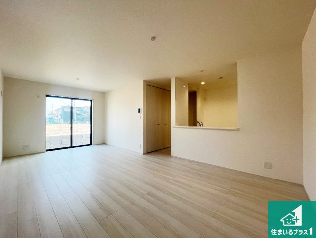 明石市魚住町西岡　第21期　新築一戸建ての居間・リビング|日当たり良好の明るいリビングで朝の目覚めもスッキリできそう！対面キッチンでご家族のコミュニケーションも自然と増える設計！小さなお子様が遊ぶスペースを作っても広々とくつろげるLDK！