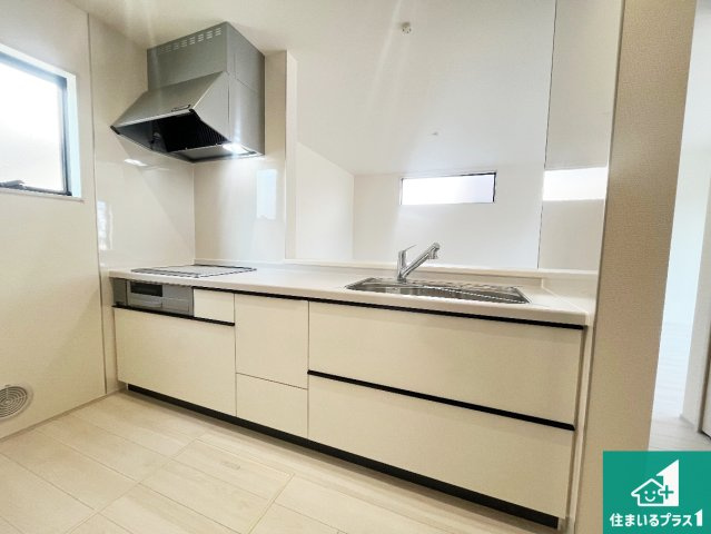 明石市魚住町西岡　第21期　新築一戸建てのキッチン|子供を見守りながらお料理が出来るため家族のコミュニケーションか増えます♪スペースが広く確保されている為お子様が大きくなったときは一緒に料理を楽しめます♪