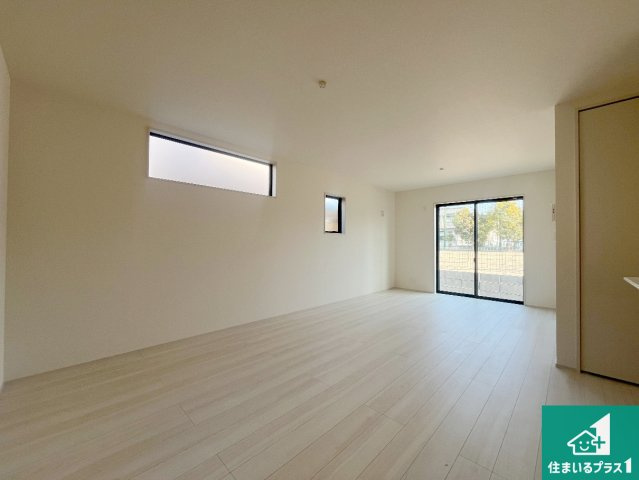 明石市魚住町西岡　第21期　新築一戸建ての居間・リビング|明るいリビングで朝の目覚めもスッキリできそう！対面キッチンでご家族のコミュニケーションも自然と増える設計！小さなお子様が遊ぶスペースを作っても広々とくつろげるLDK！