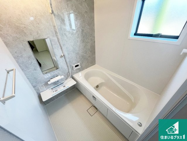 明石市魚住町西岡　第21期　新築一戸建ての浴室|足をゆったり伸ばして寛げる浴槽です。窓が設けられていますので差し込む光が明るく穏やかな雰囲気にしてくれます♪浴室乾燥機も設置しているので、雨の日の洗濯物も安心です♪