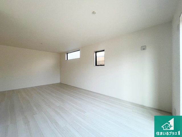 明石市魚住町西岡　第21期　新築一戸建ての洋室|寝室は心地よい眠りについてもらいたくて、シンプルかつ開放的な空間な設計にしています！大きな窓から差し込む日が心地いいです♪