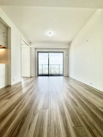 天井高2450ｍｍのリビングダイニング
奥側の洋室約5.0帖の引き戸を開放すると約20.9帖のLDKとしても利用可能。