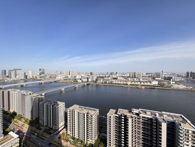 板状棟の上を行く、前面棟無しの180度湾岸パノラマビュー。