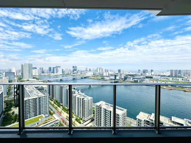 板状棟の上を行く、前面棟無しの180度湾岸パノラマビュー。