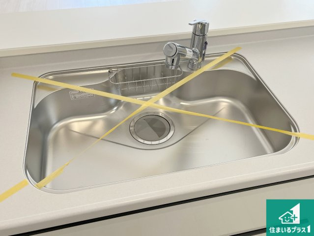 加古郡播磨町北野添　新築一戸建ての独立洗面台|清潔感のある洗面台です。フラットな鏡は掃除がしやすく毎日清潔！ホースは引き出して使えるので洗顔やお掃除の際に便利です！