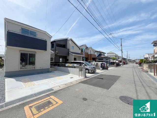 加古郡播磨町北野添　新築一戸建ての前面道路含む現地写真|周辺は閑静な住宅街！前面道路広々で車の出し入れも便利です。駐車が苦手な方でも安心して車庫入れできます！
