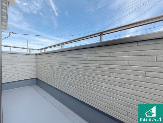 加古郡播磨町北野添　新築一戸建てのバルコニー|ワイドバルコニーは洗濯物を干すスペースが広いのでご家族が多くても安心！