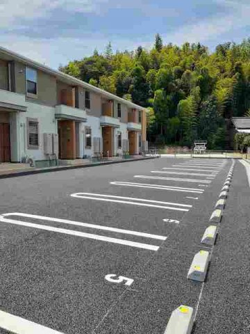 ヒラソールの駐車場|車をお持ちの方に嬉しい駐車場付きの物件です