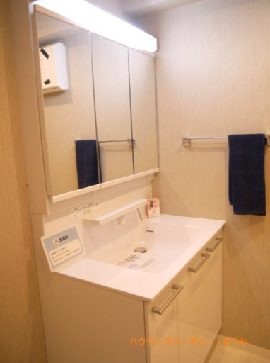 【独立洗面台】 | アクトピア北赤羽参番館 | イメージ画像となります。実際とは異なりますので、ご注意ください！
洗髪洗面化粧台です。3面鏡が備わった洗面化粧台。ボウルとカウンターはお手入れのしやすい一体型です。