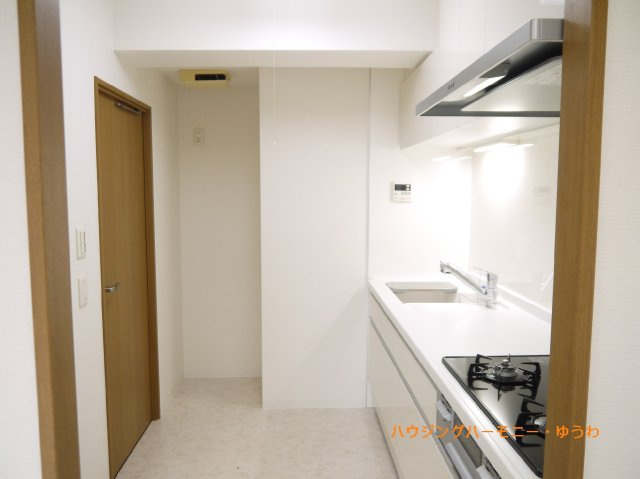 【キッチン】 | アクトピア北赤羽参番館 | イメージ画像となります。実際とは異なりますので、ご注意ください！
家族の顔も見れて安心、対面式・浄水器付き３口コンロのシステムキッチンを採用！