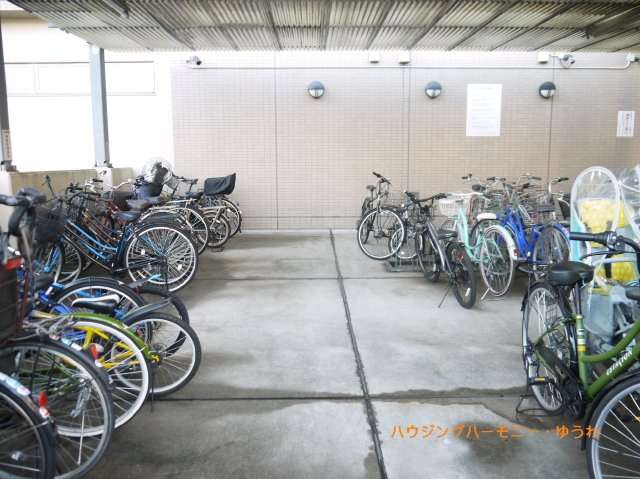 【駐輪場】 | アクトピア北赤羽参番館 | 屋根付きの駐輪場となっていますので、雨の日でも大切な自転車が濡れずに済みます。