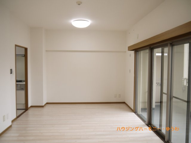 【居間・リビング】 | アクトピア北赤羽参番館 | イメージ画像となります。実際とは異なりますので、ご注意ください！
居心地のいい暮らしには欠かせない眩い採光。ゆったりとした幅の窓からこの空間に降り注ぐ採光が絶えません。