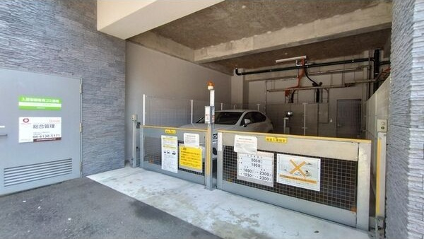 EL-Sia Shin-Osakaの駐車場