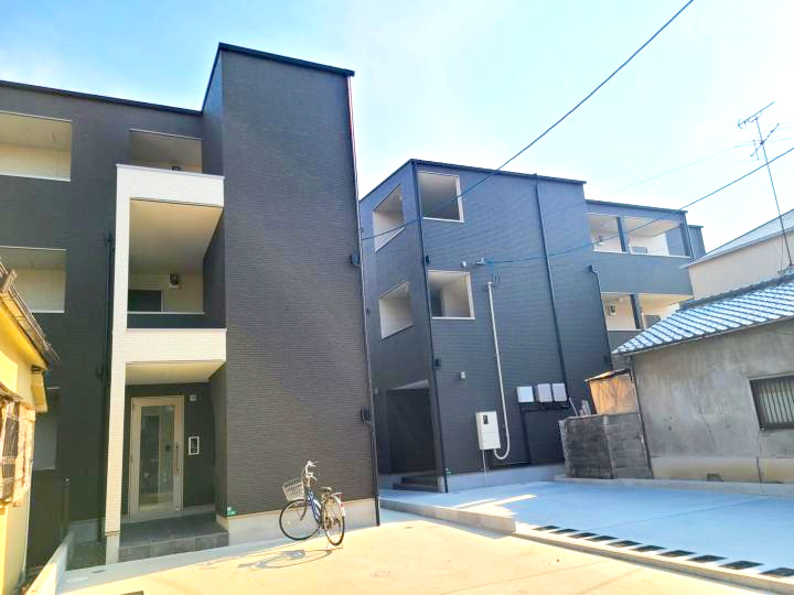 ジーメゾン石津町東ブリシエの外観|右：ジーメゾン石津町東プリシエ