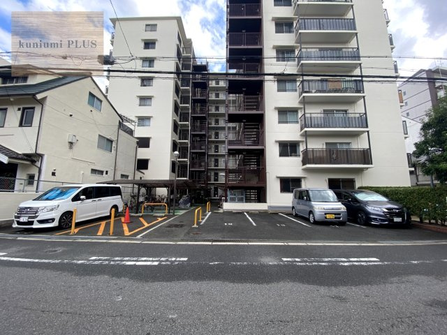 メゾンドヴィル京橋の駐車場