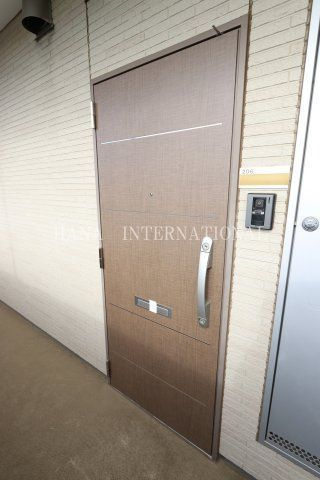 ラヴェニール国分寺の玄関