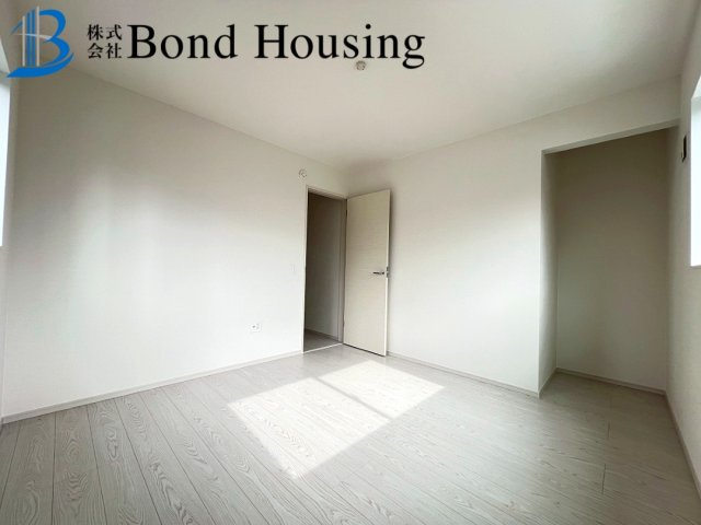 「南西角地」「小中学校徒歩5分圏内」　伊川谷町有瀬の前面道路含む現地写真