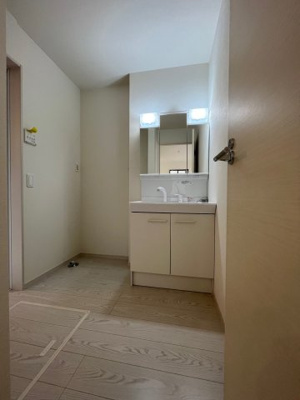 【独立洗面台】 | 鈴蘭台北町５丁目　新築戸建 | シャワー付きで朝の忙しい時間帯でも支度がスムーズです。
