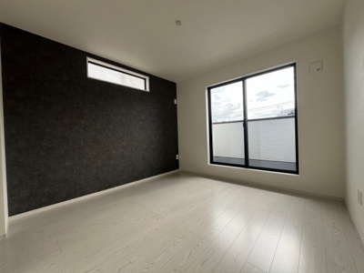 【洋室】 | 鈴蘭台北町５丁目　新築戸建 | 洋室約6.3帖　アクセントカラーのクロスがおしゃれです。