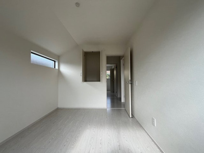 【洋室】 | 鈴蘭台北町５丁目　新築戸建 | 高い窓ですが光が入って明るいです。