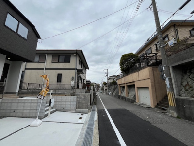 【前面道路含む現地写真】 | 鈴蘭台北町５丁目　新築戸建 | 前面道路との高低差がないので駐車も楽々です。