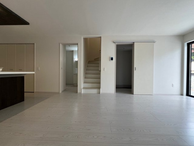 【居間・リビング】 | 鈴蘭台北町５丁目　新築戸建 | リビングイン階段採用でご家族のコミュニケーションが取れます。