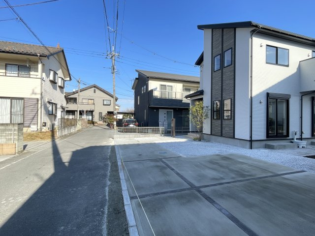藤岡市藤岡（全１棟）１号棟の前面道路含む現地写真