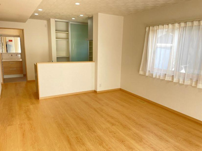 【居間・リビング】 | 鶴岡市大宝寺建売住宅【Ｚ空調】 | リビングは広々です。家族の団欒の場として家庭を包みます。