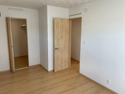 【寝室】 | 鶴岡市大宝寺建売住宅【Ｚ空調】 | 大きいベットを置いてもスペースの取れる寝室です。