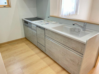 【キッチン】 | 鶴岡市大宝寺建売住宅【Ｚ空調】 | 広々ワイドなキッチンは料理がしやすく快適です。