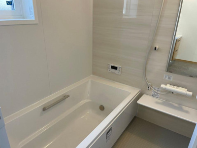 【浴室】 | 鶴岡市大宝寺建売住宅【Ｚ空調】 | 広々浴室は、ゆったりとくつろいで疲れを癒す空間です。