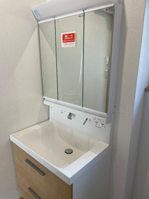 【独立洗面台】 | 鶴岡市大宝寺建売住宅【Ｚ空調】 | 三面鏡の洗面台は、スタイリッシュなだけでなく収納力もあります。