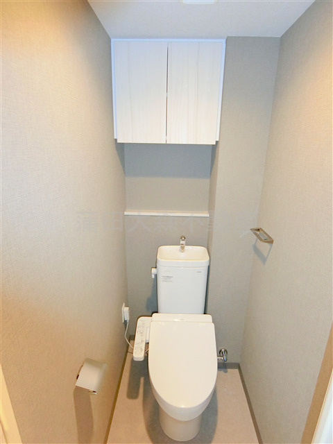 KDXレジデンス田園調布南のトイレ|吊り戸棚と温水洗浄便座付きのトイレ