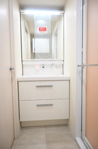 【独立洗面台】 | レクセル小竹向原 | 洗髪洗面化粧台です。3面鏡が備わった洗面化粧台。ボウルとカウンターはお手入れのしやすい一体型です。