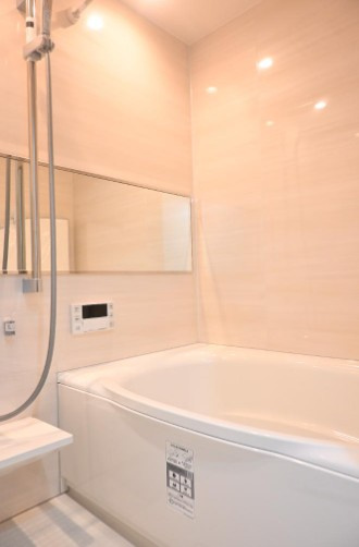 【浴室】 | レクセル小竹向原 | 柔らかな曲線で構成された半身浴も楽しめるバスタブが心地よさをもたらします。