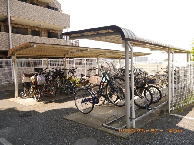 【駐輪場】 | レクセル小竹向原 | 屋根付きの駐輪場となっていますので、雨の日でも大切な自転車が濡れずに済みます。