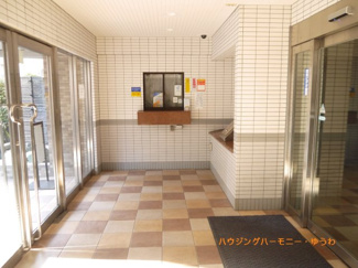 【その他共用部分】 | 清潔感と歓迎感があるエントランスホールとなります。