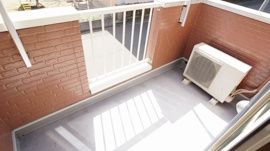 暖かな日差しのふりそそぐバルコニー