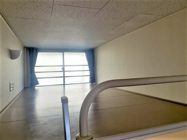 明るい色調の室内です