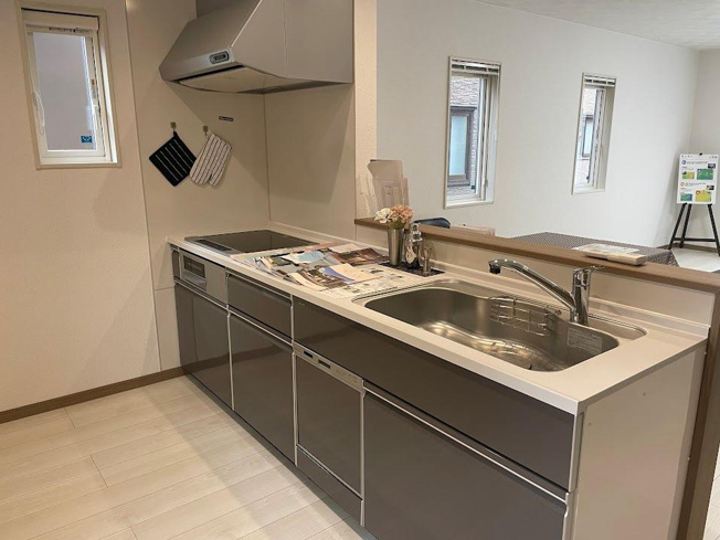 【内観：施工例】 | 酒田市駅東建売住宅【Z空調】 | 広々ワイドなキッチンは料理がしやすく快適です。