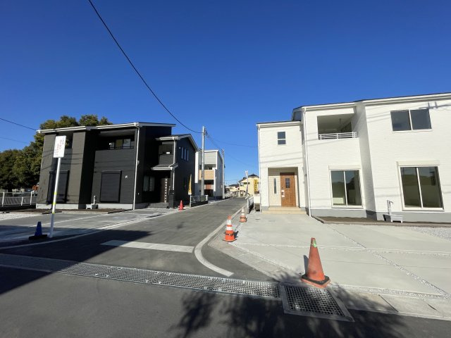 藤岡市藤岡第34（全4棟）1号棟の前面道路含む現地写真