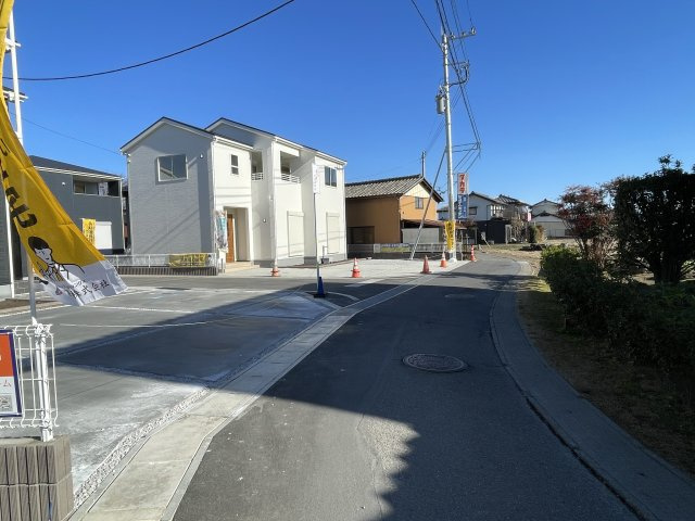 藤岡市藤岡第34（全4棟）1号棟の前面道路含む現地写真