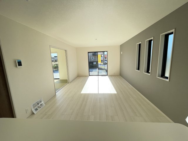 藤岡市藤岡第34（全4棟）1号棟の居間・リビング|大きな窓のあるリビングは明るく解放感溢れる空間。居心地良くご家族皆が寛げる憩いの空間です。生活の中心となるLDKが広いので、家族とのコミュニケーションを促進する拘り設計となっています(⌒∇⌒)
