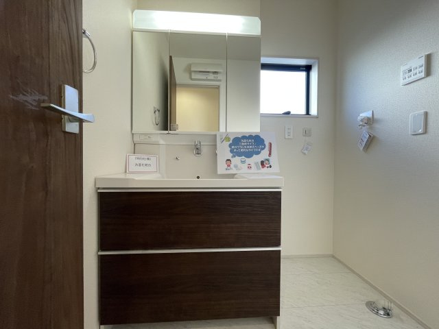藤岡市藤岡第34（全4棟）1号棟の独立洗面台|三面鏡の裏に収納があり便利です。継ぎ目や隙間が無く汚れてもささっと拭くだけのお掃除に配慮したカウンターです(^▽^)/