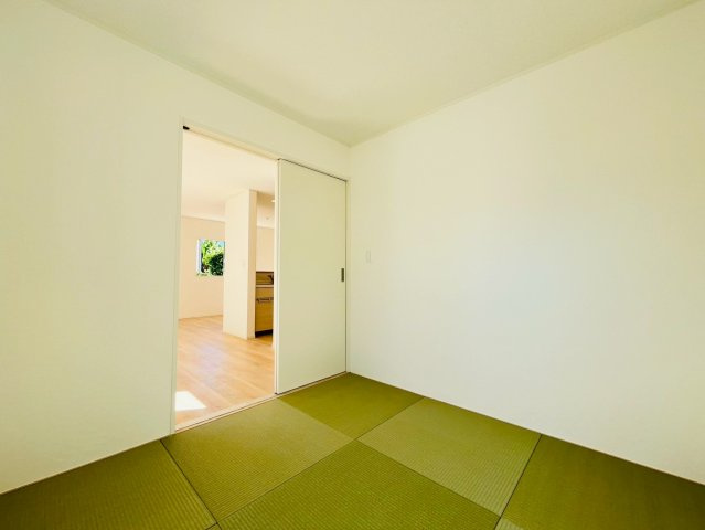 ♥♥糸満市大度第1-4号棟の和室|畳の上でゆっくりとくつろげる和室です