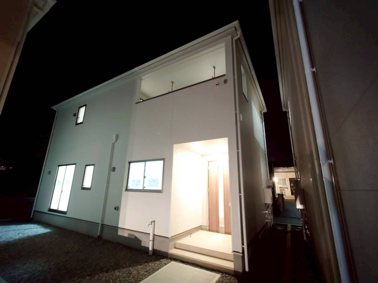 ♥♥糸満市大度第1-4号棟の外観|夜間の写真です。夜間も内覧可能です