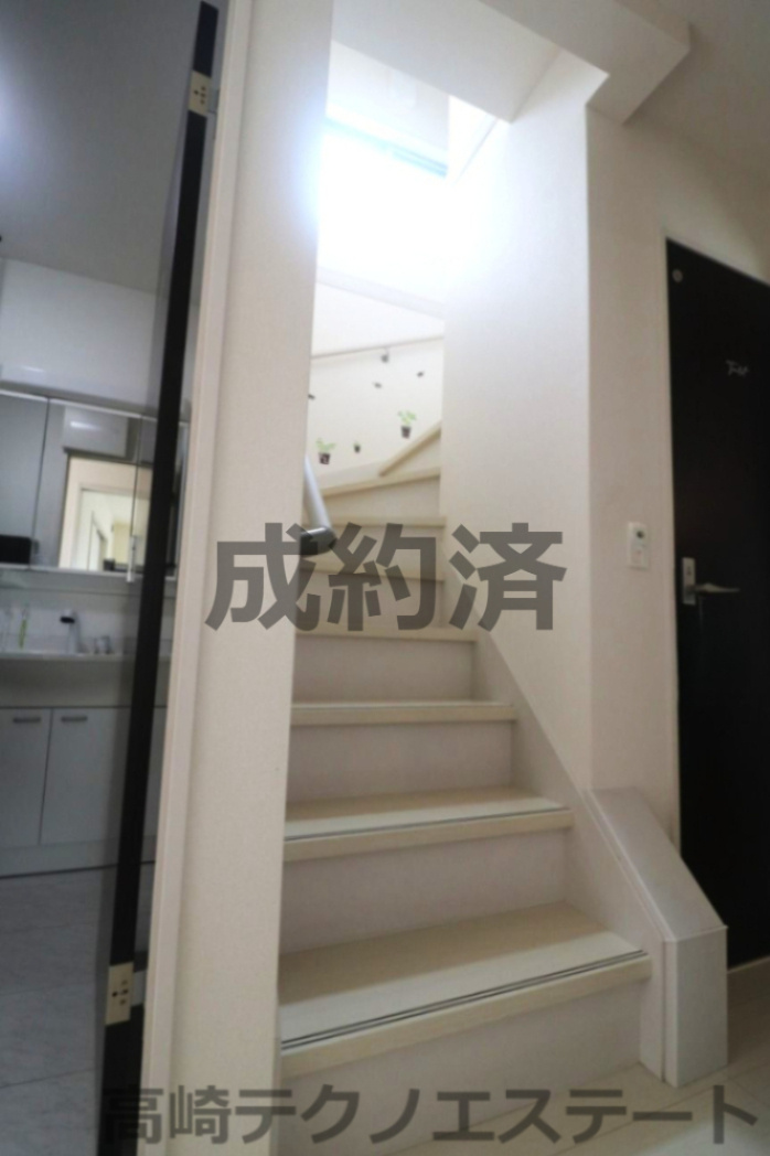 高崎市棟高町中古戸建のその他共用部分|北側にありながら光の差し込む明るい階段