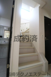 【その他共用部分】 | 高崎市棟高町中古戸建 | 北側にありながら光の差し込む明るい階段