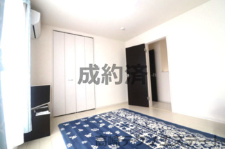 【洋室】 | 高崎市棟高町中古戸建 | 洋室7帖　白を基調とした中にシックな黒い扉が印象的でモダンな室内◎